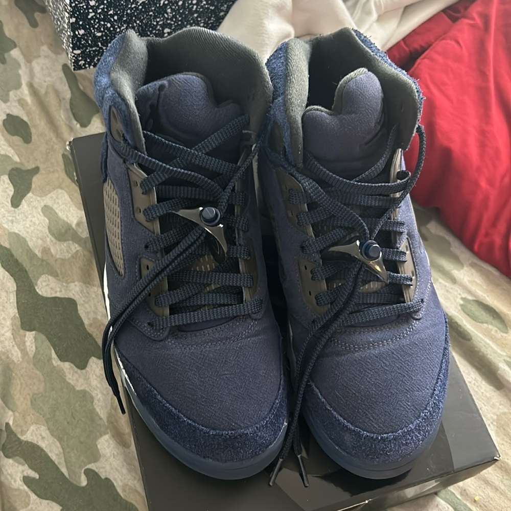 Size 10 used only flaw is the icy bottoms is dirty
